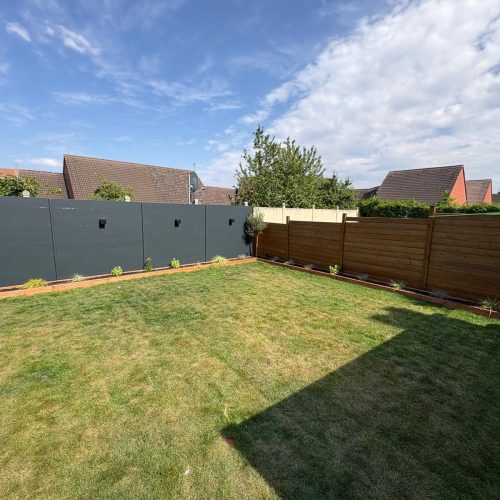 Jardin terminé avec clôture composite, bordures et oliviers – aménagement paysager Verdevillage