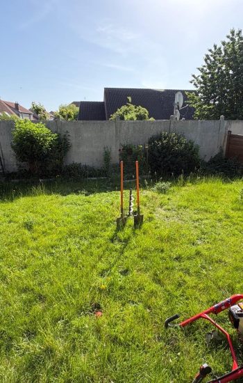 Jardin avant aménagement : pelouse non entretenue et terrasse bois – chantier Verdevillage