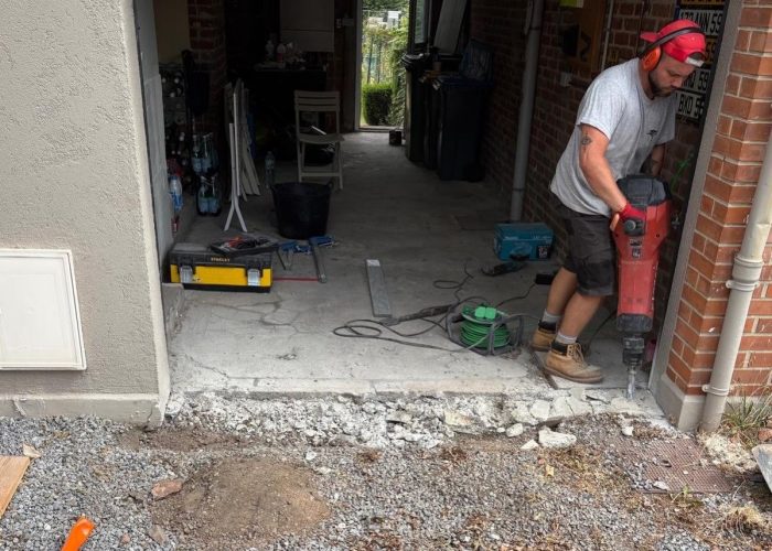 Démolition au marteau-piqueur d'un seuil de garage en béton par Verdevillage