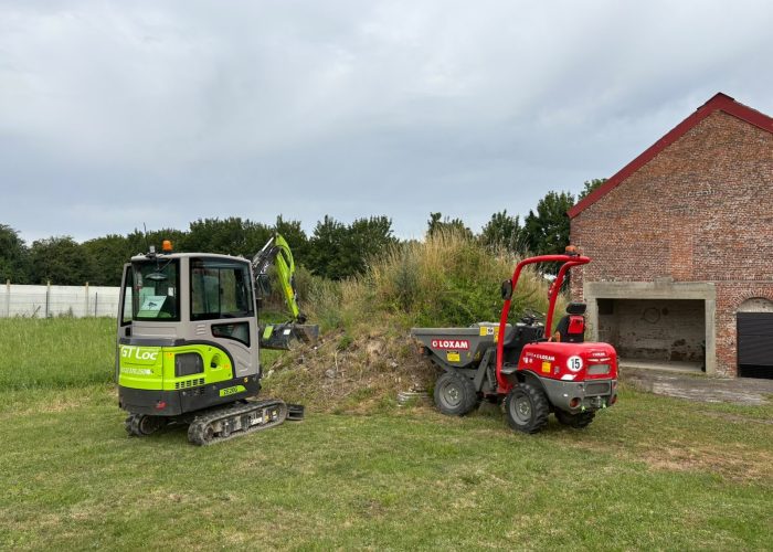 Mini-pelle et dumper en chantier de terrassement – Verdevillage