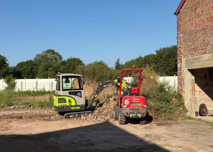 Évacuation de gravats avec mini-pelle et dumper – chantier Verdevillage